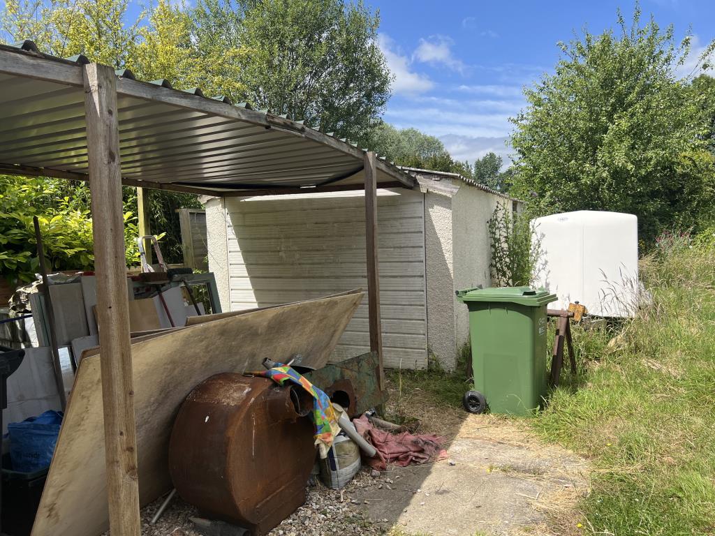 Lot: 153 - DETACHED COTTAGE FOR COMPLETE REFURBISHMENT - Detached garage with carport
